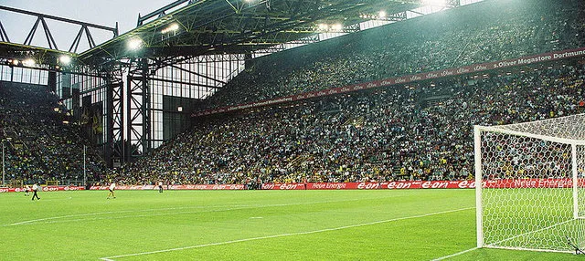 Tầm nhìn từ khu vực mặt sân của Signal Iduna Park, nơi các cầu thủ thi đấu