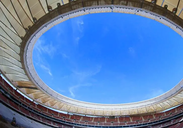 Thiết kế mái che hiện đại của sân Estadio Metropolitano