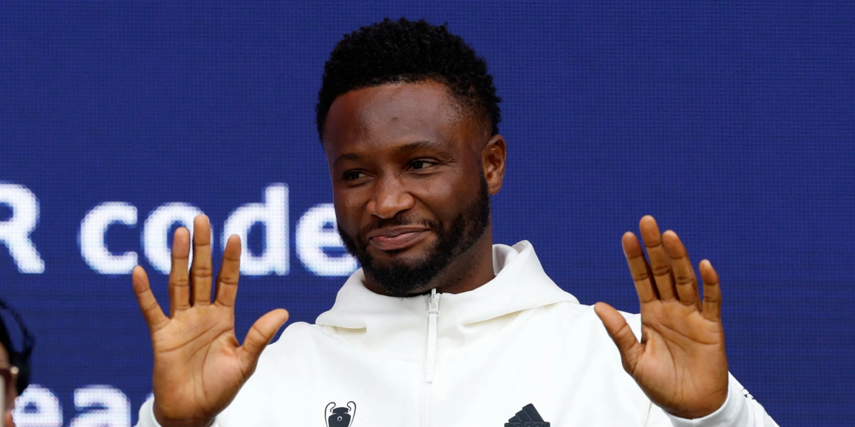 Tiền vệ John Obi Mikel trong màu áo Chelsea, người từng là tâm điểm của thương vụ lật kèo lịch sử với Manchester United