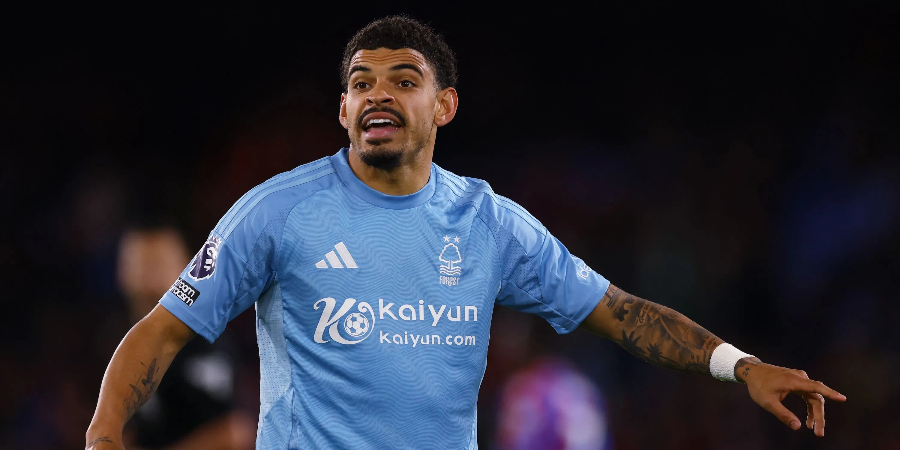 Tiền vệ Morgan Gibbs-White của Nottingham Forest phản ứng trên sân cỏ