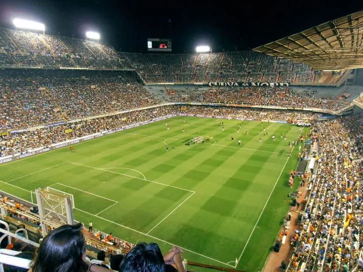 Toàn bộ sân Mestalla bao gồm mặt sân và khán đài