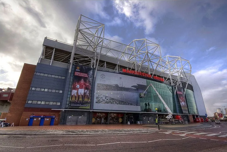 Toàn cảnh bên ngoài sân Old Trafford, kiến trúc đặc trưng và biển hiệu
