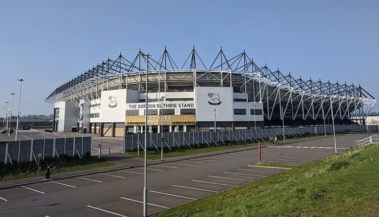 Toàn cảnh bên ngoài sân vận động Pride Park