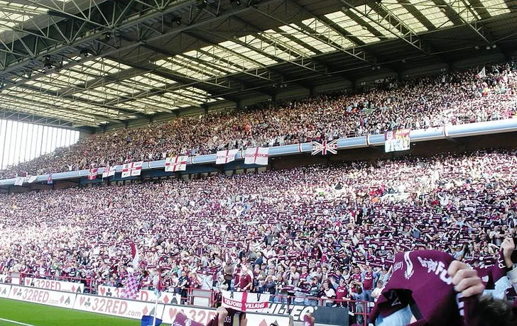 Toàn cảnh bên trong khán đài Holte End của sân Villa Park