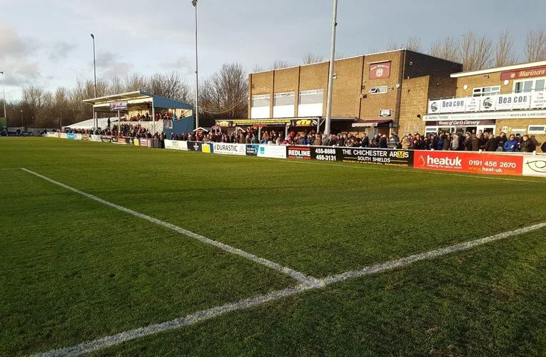 Toàn cảnh các khán đài tại sân Mariners Park, minh họa cấu trúc sân bóng của South Shields FC