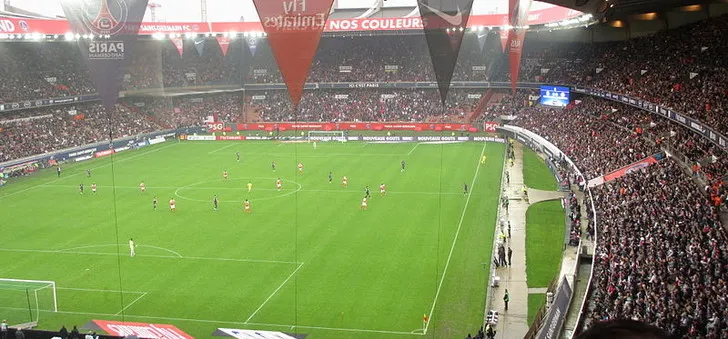 Toàn cảnh các khán đài và sân đấu Parc des Princes nhìn từ khu vực khán giả