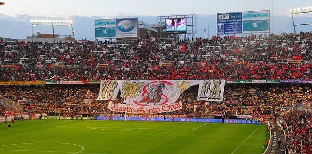 Toàn cảnh khán đài Bắc (Gol Norte) của sân Ramón Sánchez Pizjuán, nơi cổ động viên tạo nên bầu không khí cuồng nhiệt.