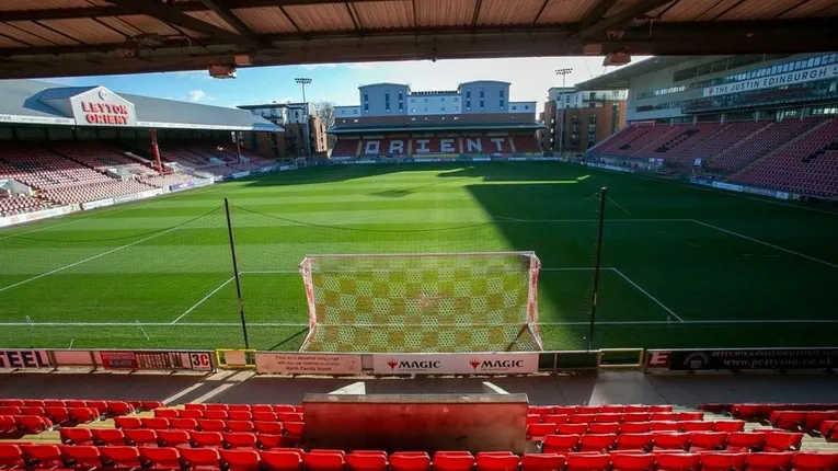 Toàn cảnh khán đài sân Brisbane Road từ góc nhìn khán giả