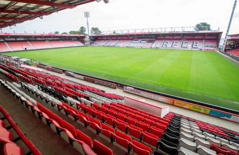 Toàn cảnh mặt sân cỏ và các khán đài bên trong Vitality Stadium, nơi diễn ra các trận đấu của AFC Bournemouth