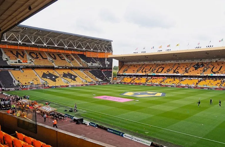 Toàn cảnh mặt sân Molineux từ bên trong, với chất lượng cỏ được chăm sóc tỉ mỉ, sẵn sàng cho những trận cầu đỉnh cao tại Ngoại Hạng Anh