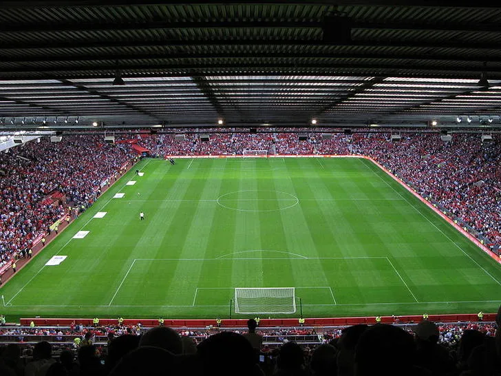 Toàn cảnh mặt sân Old Trafford từ trên cao, cho thấy chất lượng mặt cỏ và tầm nhìn rộng