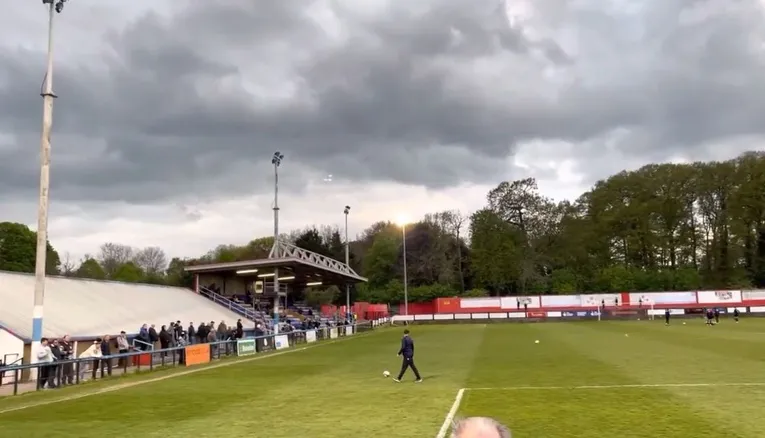 Toàn cảnh sân bóng Park View Road nhìn từ khán đài, nơi diễn ra các trận đấu của Welling United