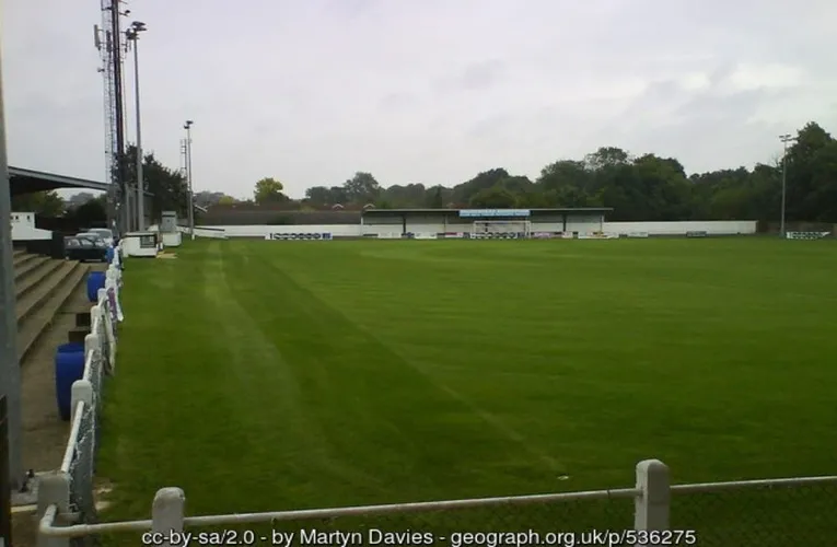 Toàn cảnh sân cỏ York Road Stadium, nơi diễn ra các trận đấu của Maidenhead United