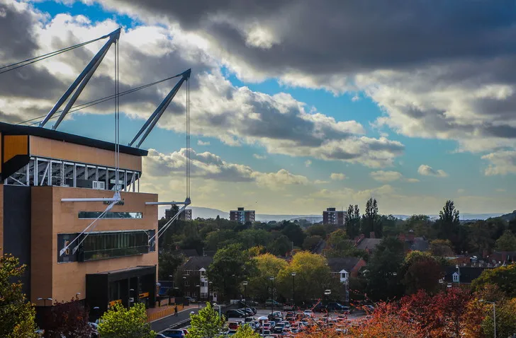 Toàn cảnh sân Molineux nổi bật giữa khung cảnh đô thị Wolverhampton, thể hiện vị trí trung tâm và sự gắn kết với thành phố