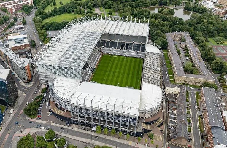 Toàn cảnh sân St. James' Park nhìn từ trên cao, nổi bật giữa lòng Newcastle