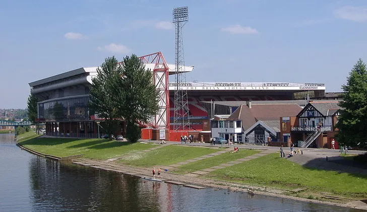 Toàn cảnh sân The City Ground nhìn từ sông Trent
