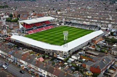 Toàn cảnh sân vận động Blundell Park nhìn từ trên cao, thánh địa của câu lạc bộ Grimsby Town FC, thể hiện kiến trúc cổ kính và vị trí
