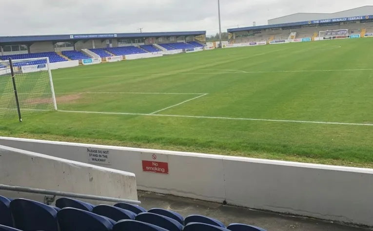 Toàn cảnh Sân vận động Deva từ khán đài, nơi cổ động viên theo dõi trận đấu của Chester FC.