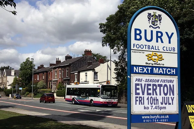 Toàn cảnh sân vận động Gigg Lane, chụp từ bên ngoài, biểu tượng của Bury FC