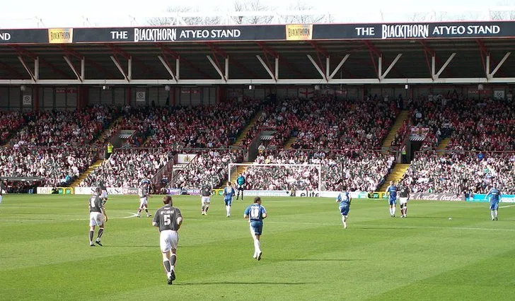 Trận đấu đầy kịch tính giữa Bristol City và Cardiff City trên sân Ashton Gate