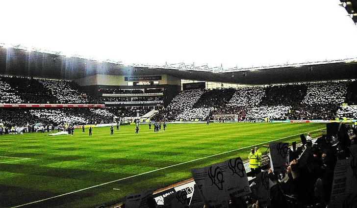 Trận đấu giữa Derby County và Manchester United trên sân Pride Park, một khoảnh khắc sôi động