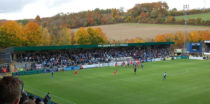 Trận đấu giữa Wycombe Wanderers và Lincoln City tại sân Adams Park, cầu thủ đang tranh bóng