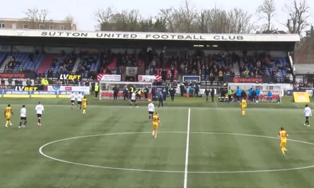 Trận đấu Sutton United gặp Torquay United tại Gander Green Lane