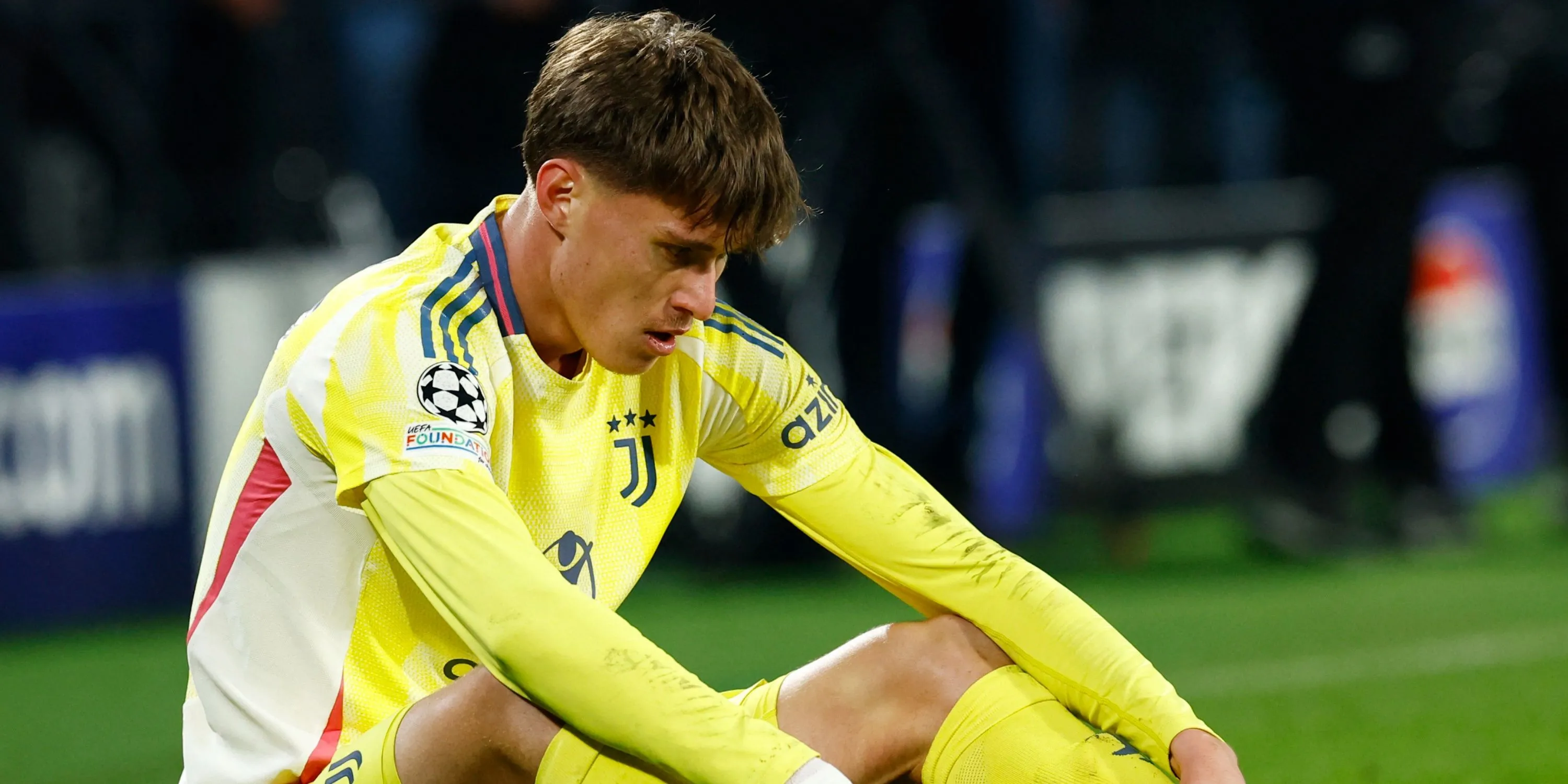 Trung vệ Nicolo Savona của Juventus trong một trận đấu thuộc khuôn khổ Champions League, đang thi đấu tập trung.