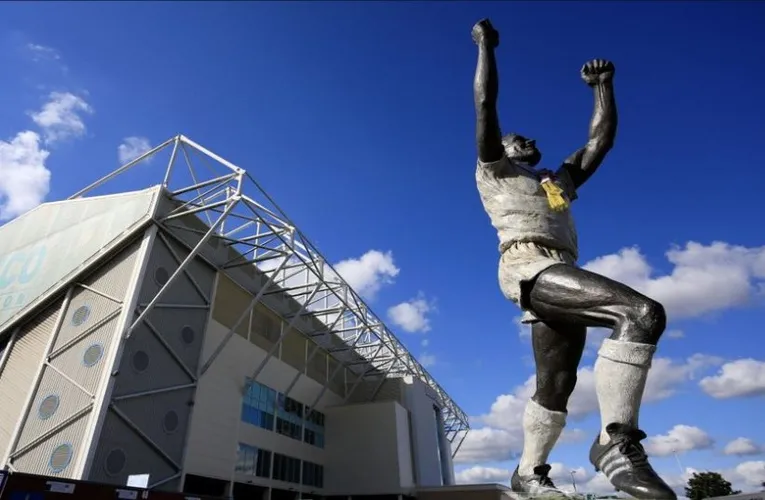 Tượng đài Billy Bremner, một biểu tượng khác của Leeds United, tại Elland Road