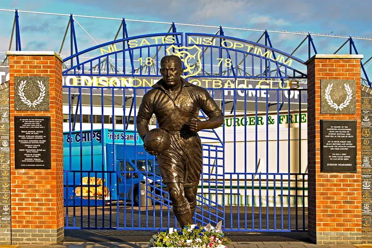 Tượng đài Dixie Dean, huyền thoại vĩ đại của Everton FC, đặt bên ngoài Goodison Park