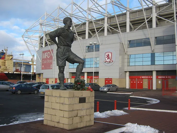 Tượng đài George Hardwick, một huyền thoại của Middlesbrough, bên ngoài sân Riverside