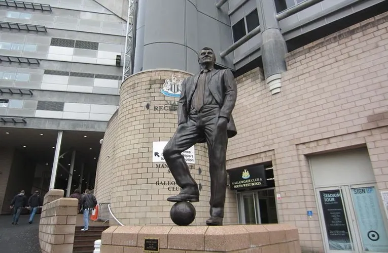 Tượng đài huấn luyện viên huyền thoại Sir Bobby Robson tại sân nhà Newcastle United