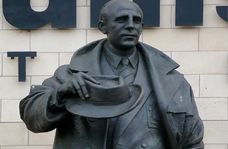 Tượng đài huấn luyện viên huyền thoại Stan Cullis uy nghi bên ngoài sân Molineux, biểu tượng của lịch sử Wolverhampton Wanderers