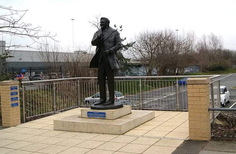 Tượng đài huyền thoại Don Revie bên ngoài sân Elland Road