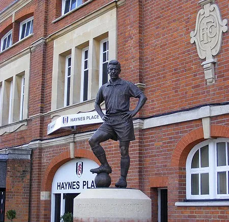 Tượng đài Johnny Haynes, huyền thoại của câu lạc bộ Fulham, đặt trang trọng bên ngoài sân vận động Craven Cottage.