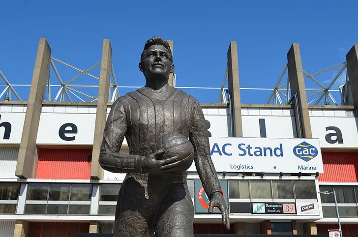 Tượng Joe Shaw, huyền thoại của Sheffield United, tại Bramall Lane