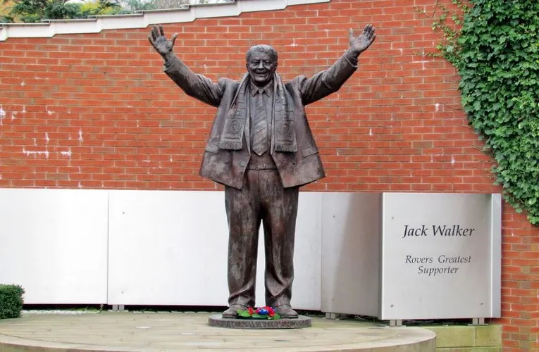 Tượng Sir Jack Walker tại Ewood Park, biểu tượng của Blackburn Rovers