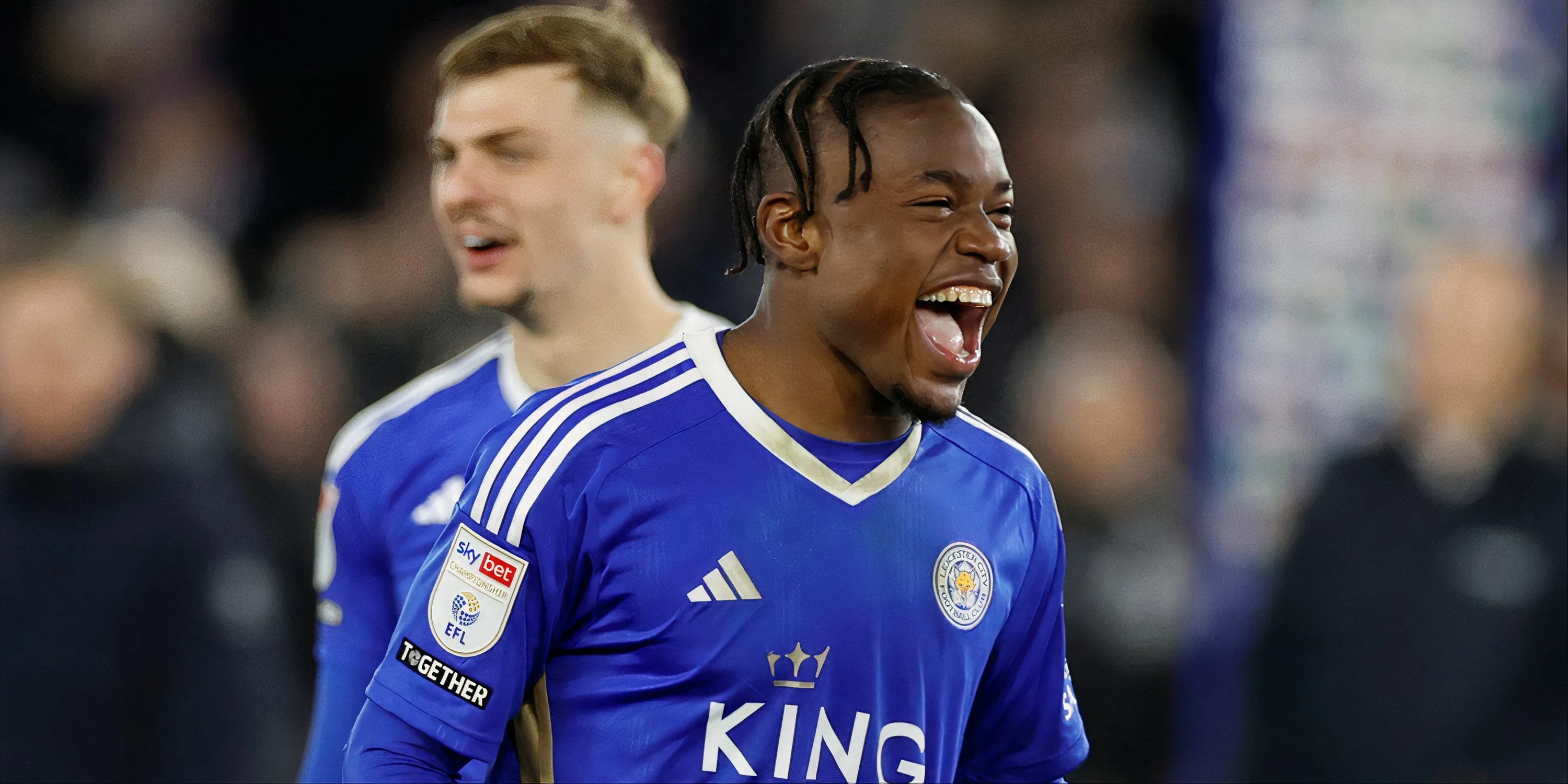 Abdul Fatawu trong màu áo Leicester City, một trong những mục tiêu chuyển nhượng hàng đầu mà Everton đang theo dõi sát sao để tăng cường sức mạnh cho hàng công.