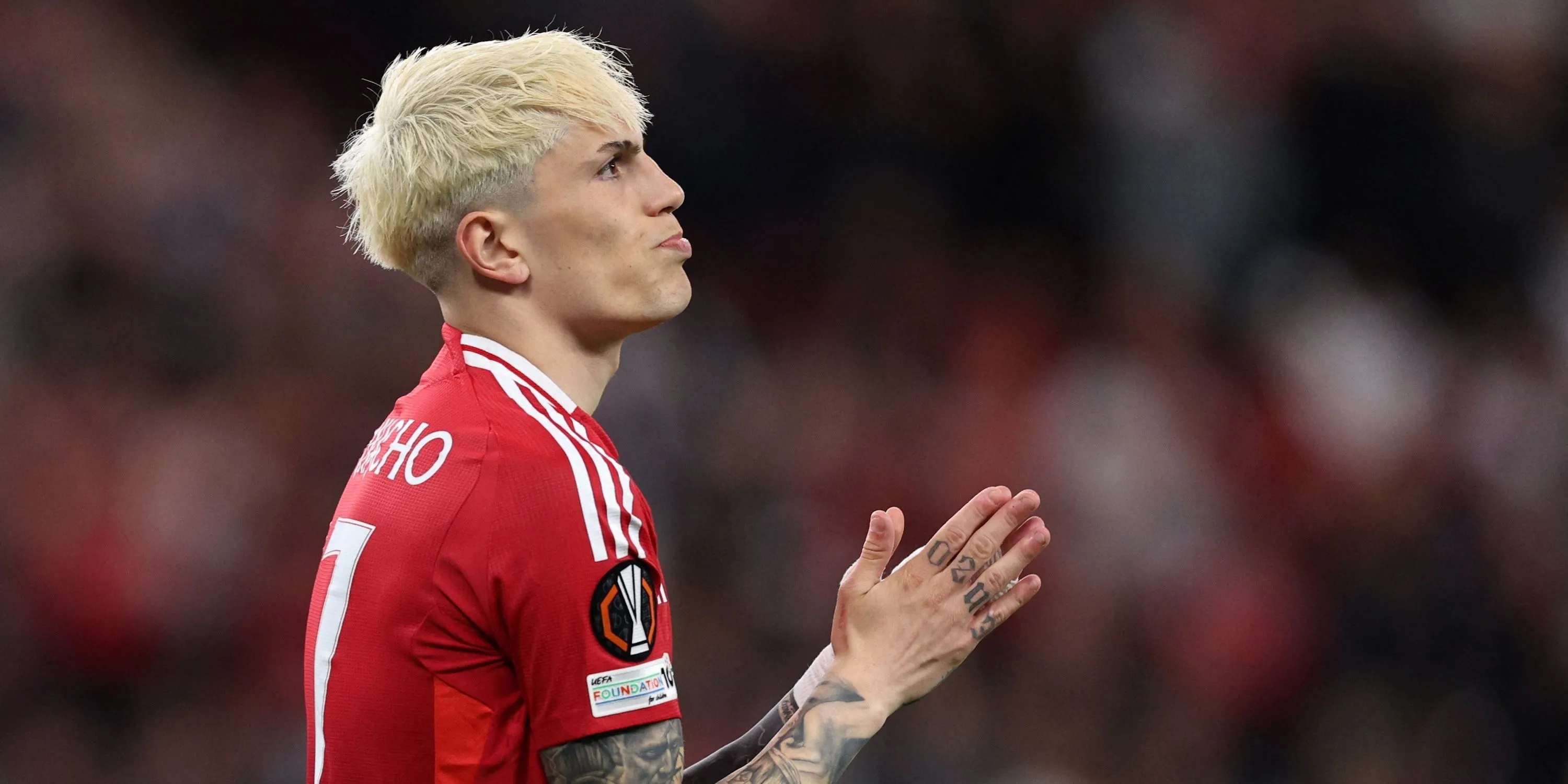 Alejandro Garnacho của Manchester United thể hiện cảm xúc trên sân cỏ.