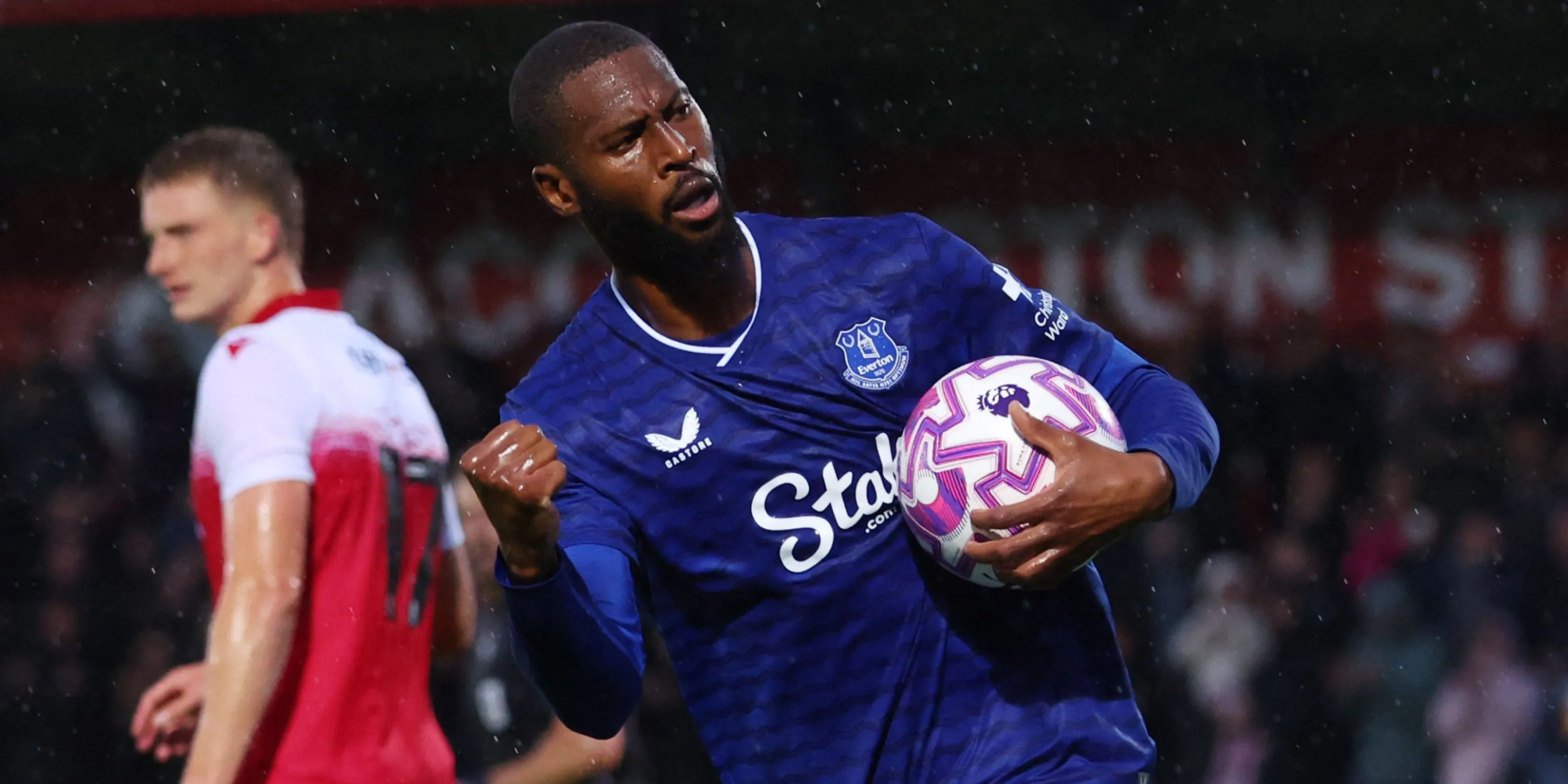 Beto ăn mừng bàn thắng trong màu áo Everton tại Premier League.