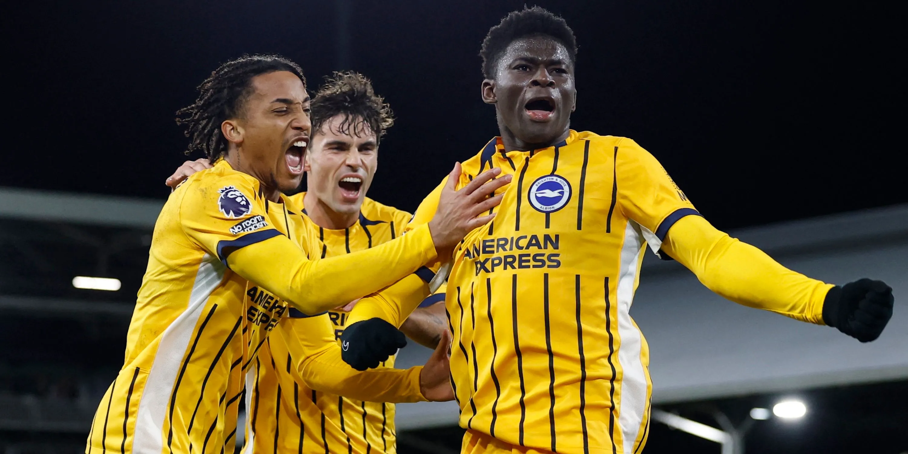 Carlos Baleba của Brighton &amp; Hove Albion cùng Joao Pedro và Matt O'Riley ăn mừng bàn thắng.