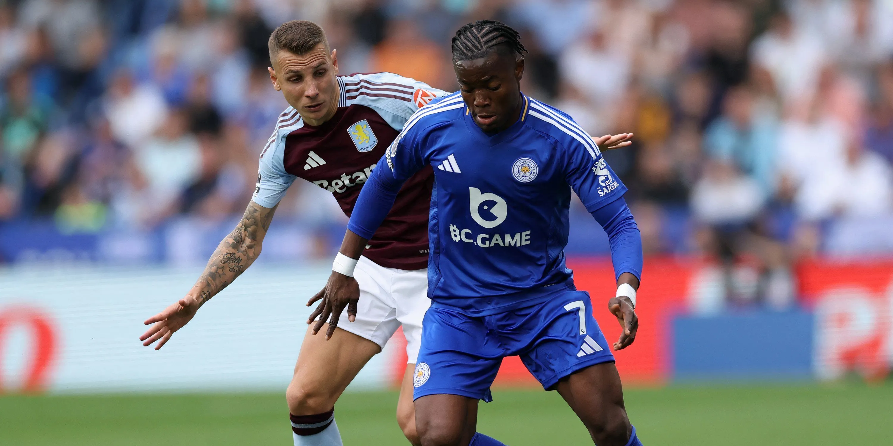 Cầu thủ chạy cánh Abdul Fatawu của Leicester City trên sân cỏ