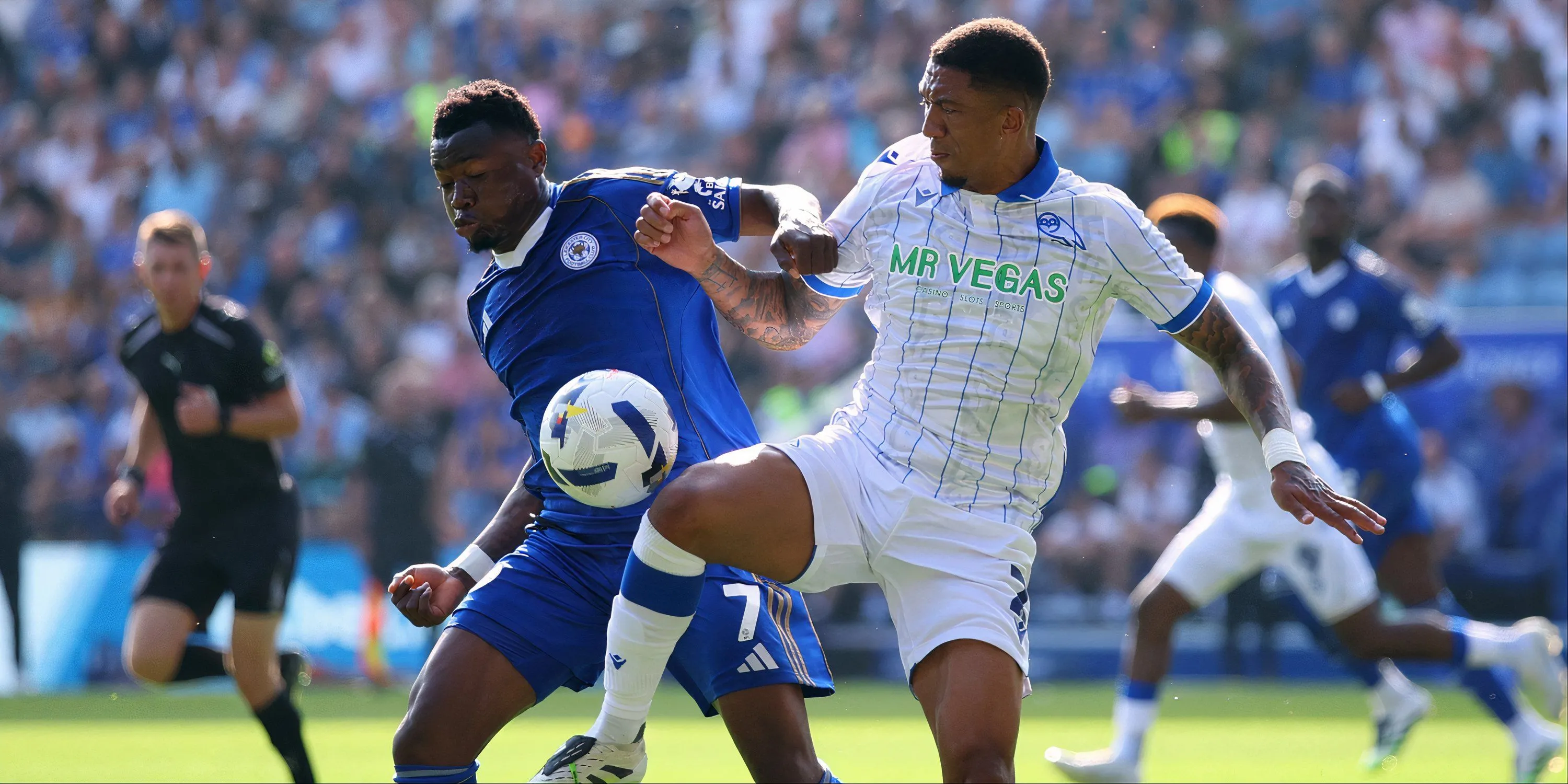 Cầu thủ chạy cánh Abdul Fatawu trong pha xử lý bóng cho Leicester City, thể hiện khả năng rê dắt và tốc độ, những phẩm chất mà Everton đang tìm kiếm.
