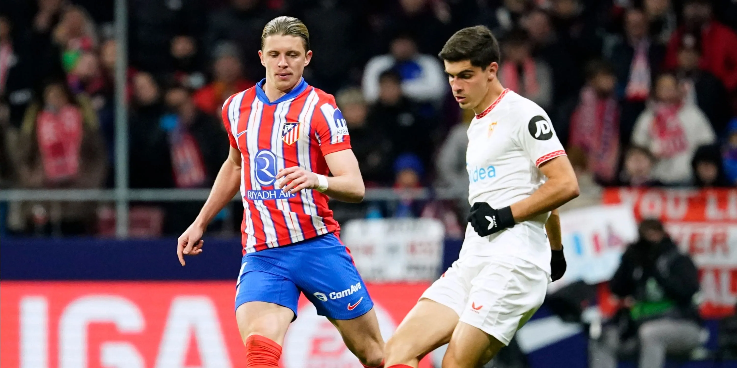 Conor Gallagher của Atlético Madrid tranh chấp bóng với Juanlu Sanchez của Sevilla tại La Liga