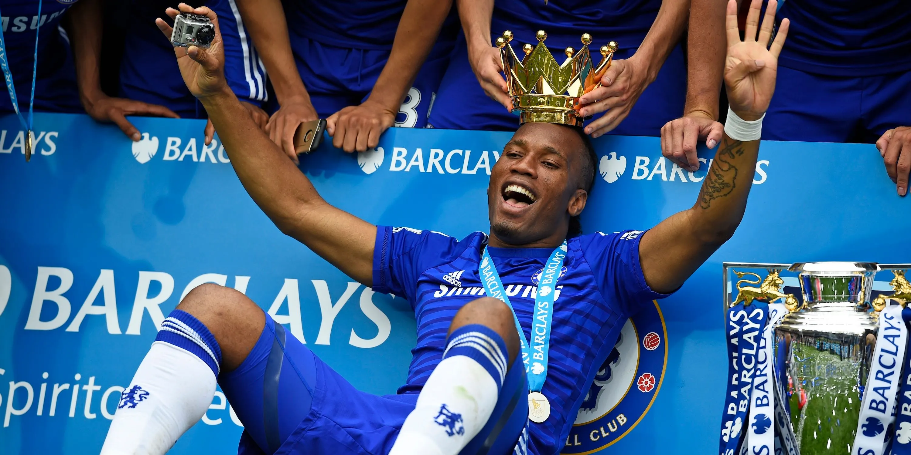 Didier Drogba ăn mừng chức vô địch Premier League cùng Chelsea, biểu tượng của sự thành công