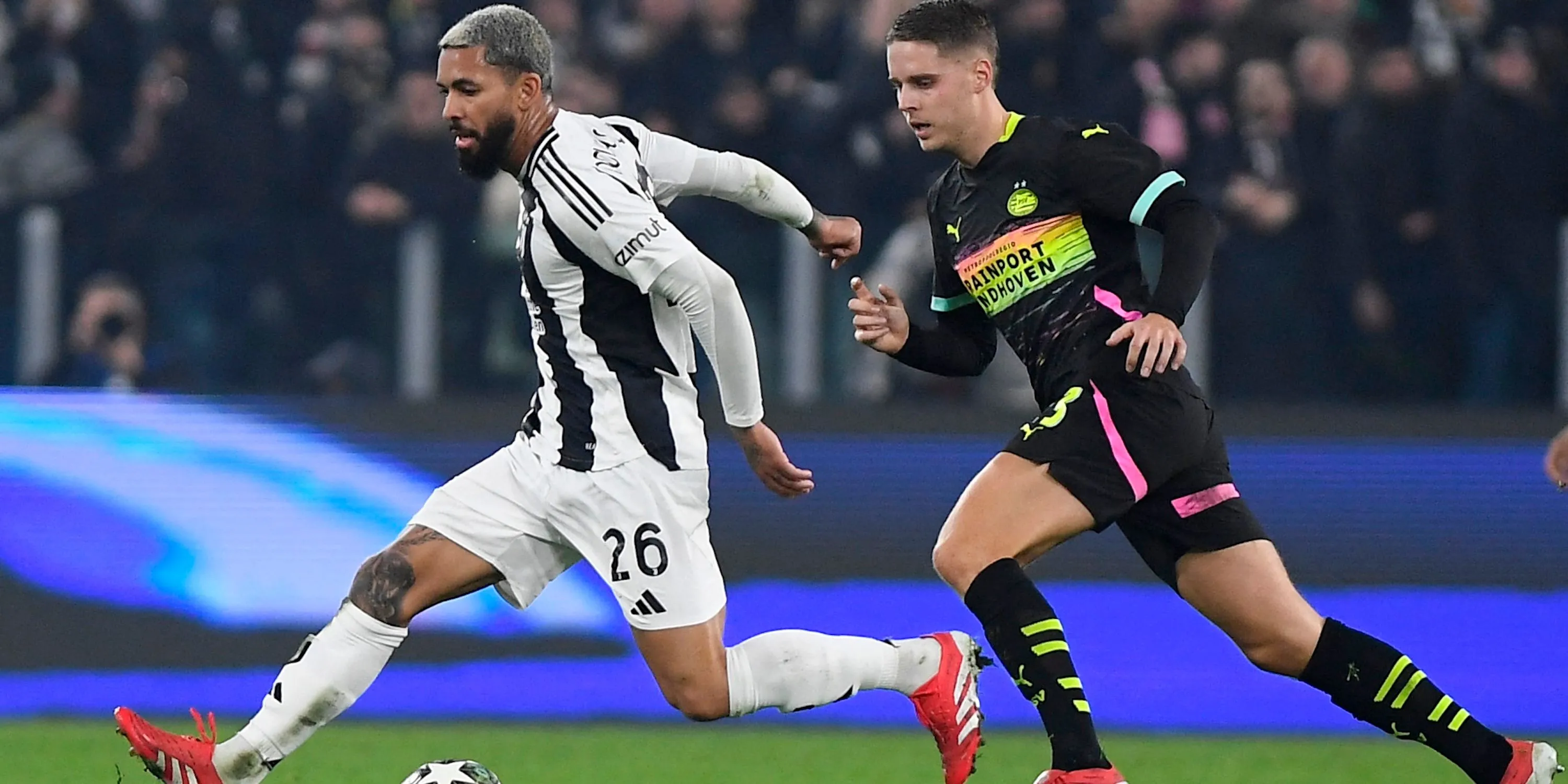Douglas Luiz của Juventus đối đầu Joey Veerman của PSV Eindhoven