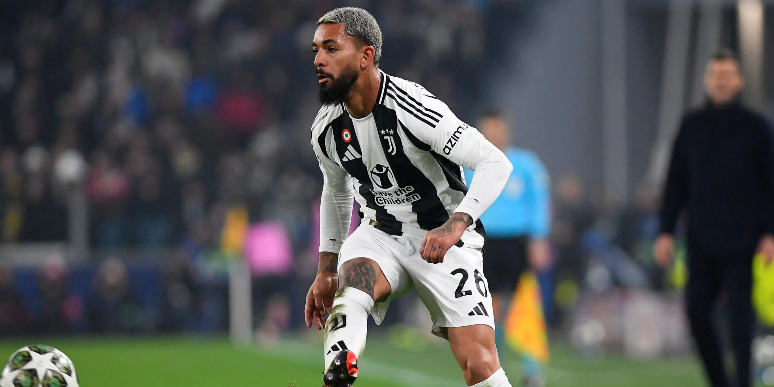 Douglas Luiz của Juventus thi đấu tại Champions League