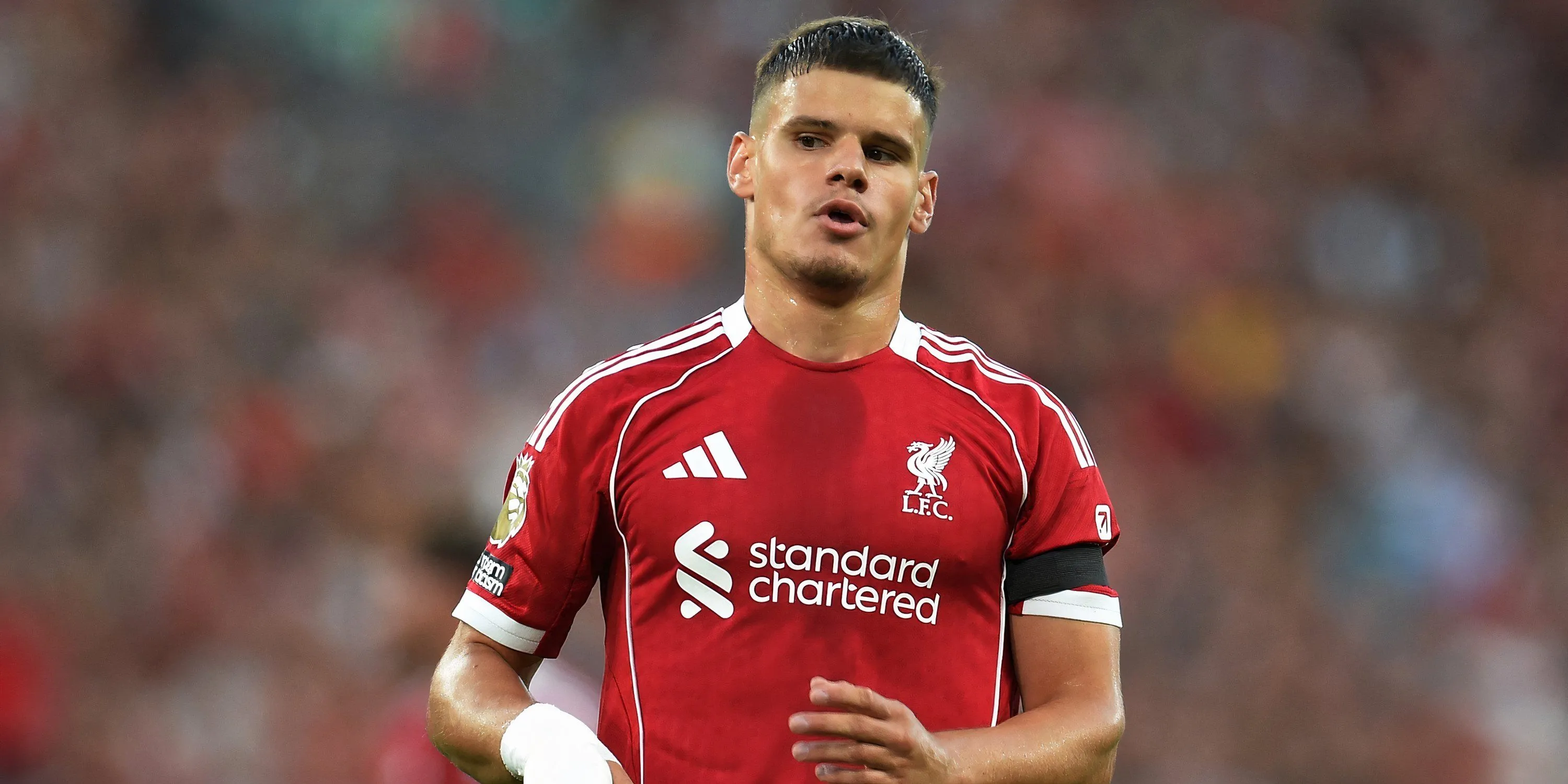 Hậu vệ Milos Kerkez trong màu áo Liverpool, màn ra mắt Premier League của tân binh này bộc lộ nhiều điểm cần cải thiện.