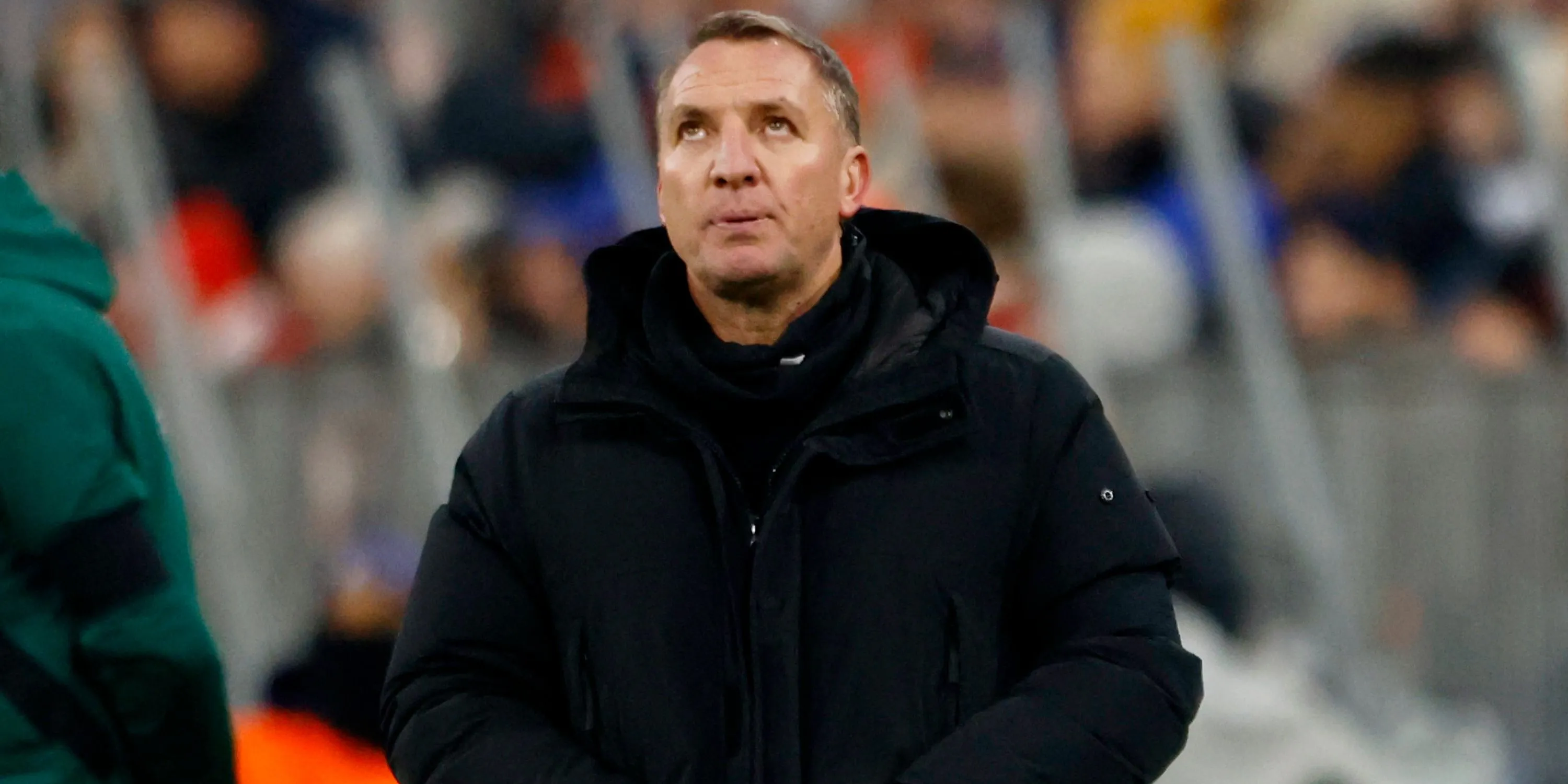 Huấn luyện viên Brendan Rodgers của Celtic theo dõi trận đấu từ khu vực kỹ thuật.