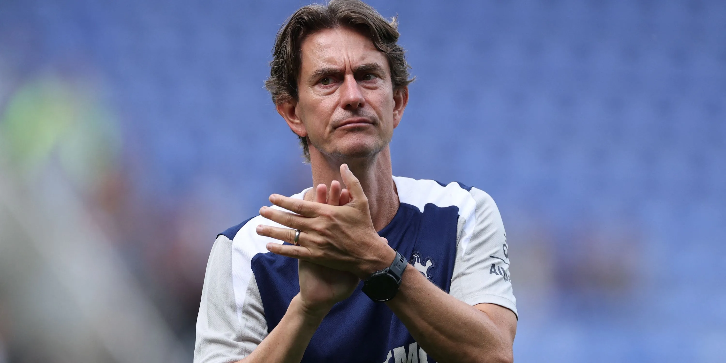 Huấn luyện viên trưởng Tottenham Hotspur, Thomas Frank, ăn mừng sau một chiến thắng, thể hiện khát vọng thành công